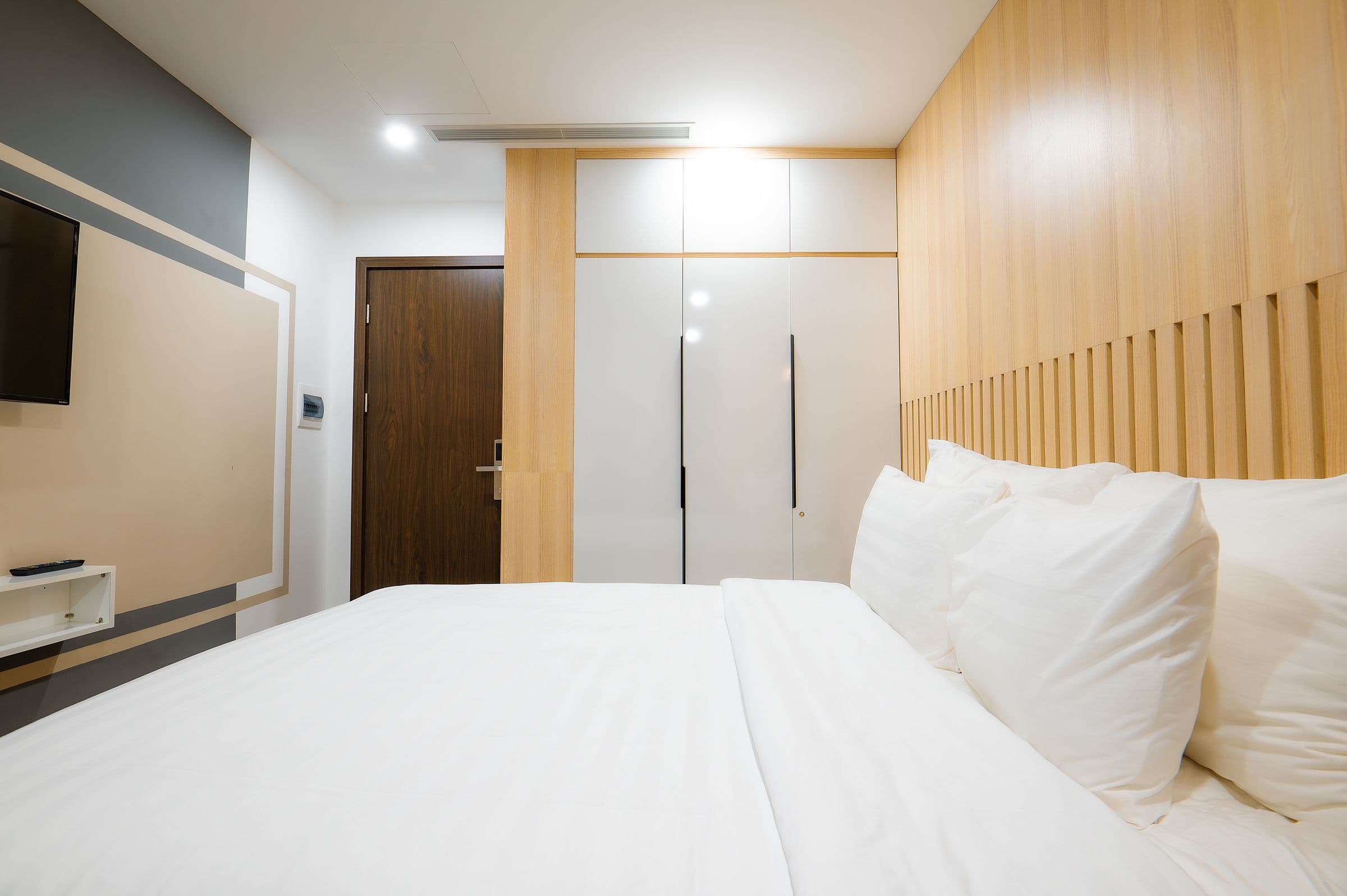 Chambre haut de gamme préparée avec un lit fait impeccablement et du linge propre, prête à accueillir un voyageur